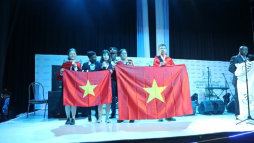 Bốn học sinh Việt Nam giành Huy chương Vàng Giải cá nhân. Ảnh: Sở Giáo dục và Đào tạo Hà Nội cung cấp