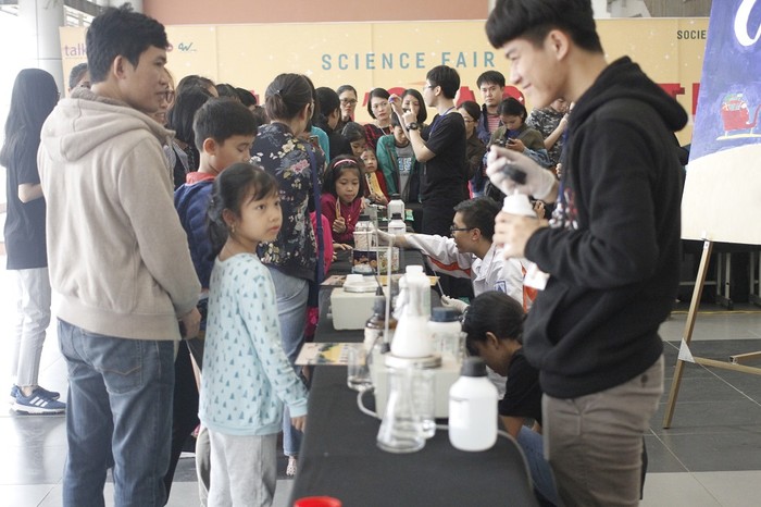Ngày 23/12, Câu lạc bộ Society of Open Science của trường Trung học phổ thông Chuyên Hà Nội - Amsterdam tổ chức Triển lãm Khoa học Science Fair.