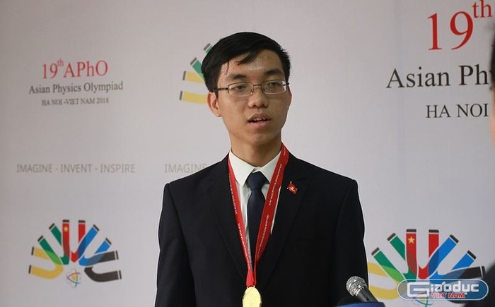 Nguyễn Văn Thành Lợi - hiện đang là sinh viên năm nhất Đại học Bách khoa thành phố Hồ Chí Minh, là một trong 4 thí sinh đoàn Việt Nam được huy chương vàng Olympic Vật lý châu Á 2018. (Ảnh: Thùy Linh)