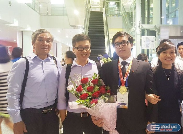 Vợ chồng cô Nguyễn Kim Thu có 2 con trai cùng đạt Huy chương Hóa học quốc tế (Ảnh: Thùy Linh)