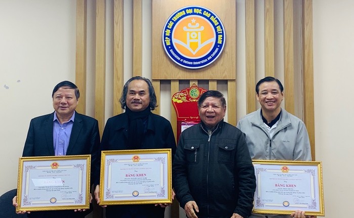 Phó chủ tịch Hiệp hội Các trường đại học, cao đẳng Việt Nam tặng bằng khen cho 3 chủ nhiệm câu lạc bộ có nhiều cố gắng tổ chức nhiều hoạt động của câu lạc bộ trong năm 2018