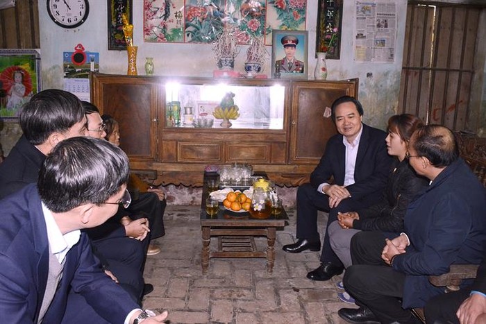 Bộ trưởng Phùng Xuân Nhạ tới thăm, chúc tết gia đình cô giáo Vũ Thị Anh (Ảnh: moet.gov.vn)