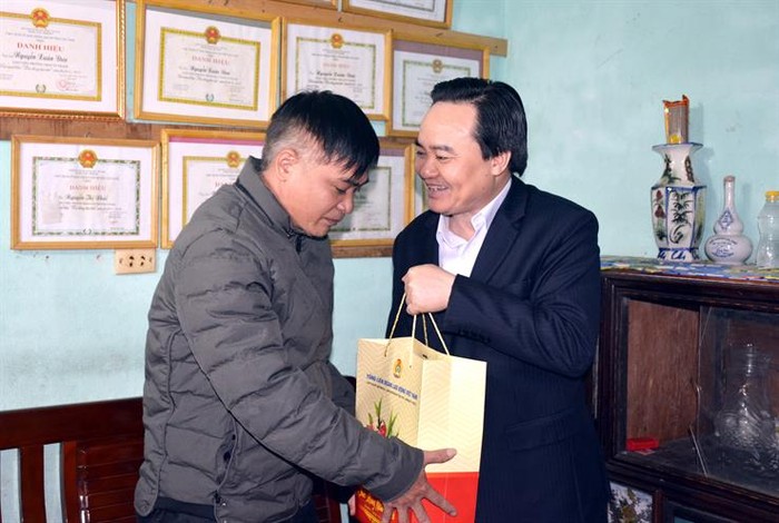 Bộ trưởng Phùng Xuân Nhạ tặng quà tết cho gia đình thầy giáo Nguyễn Xuân Đưa (Ảnh: moet.gov.vn)