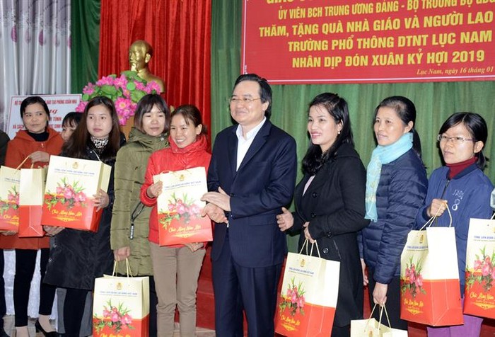 Bộ trưởng Phùng Xuân Nhạ tặng quà tết cho giáo viên có hoàn cảnh khó khăn của huyện Lục Nam, tỉnh Bắc Giang (Ảnh: moet.gov.vn)