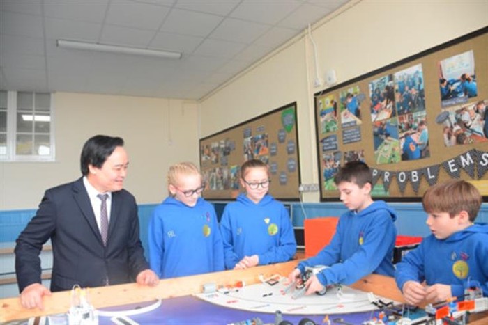 Bộ trưởng Phùng Xuân Nhạ đã đến thăm Trường Tiểu học Cadoxton (Ảnh: moet.gov.vn)