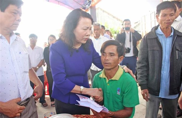 Thứ trưởng Nguyễn Thị Nghĩa thăm hỏi gia đình học sinh bị chết đuối (Ảnh: moet.gov.vn)
