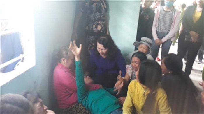 Thứ trưởng Nguyễn Thị Nghĩa chia sẻ nỗi đau mất con với mẹ của em Nguyễn Đức Hoàng (Ảnh: moet.gov.vn)