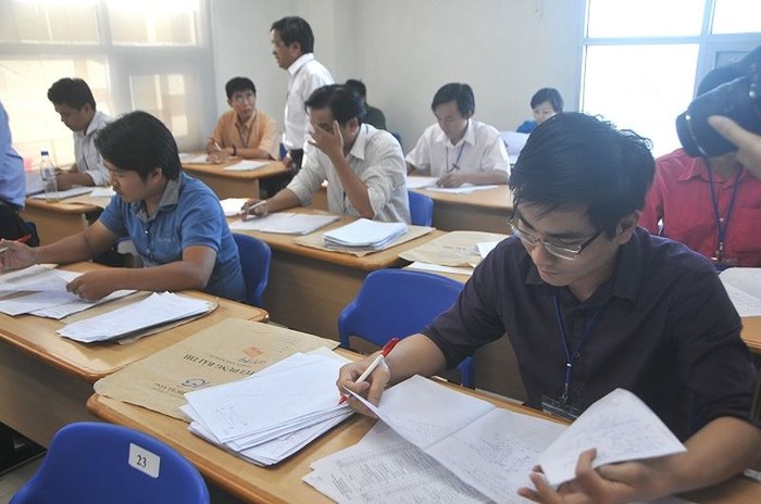 Các thầy cô giáo tham gia công tác chấm thi (Ảnh minh họa: VGP/Hồng Hạnh).
