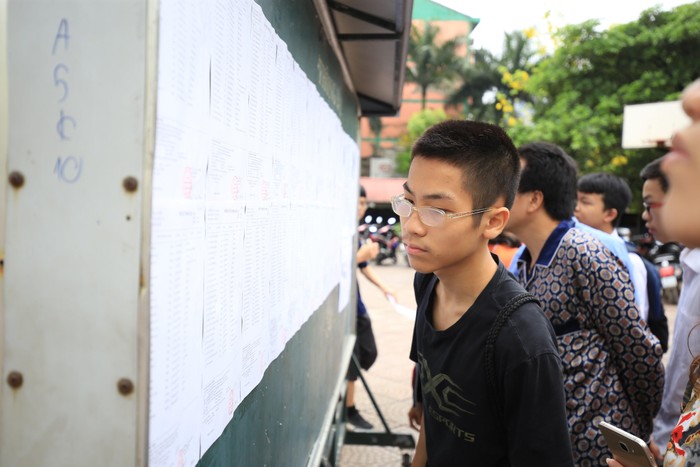 Hôm nay, gần 86.000 thí sinh Hà Nội làm thu tục dự thi vào lớp 10 (Ảnh: Linh Hương)