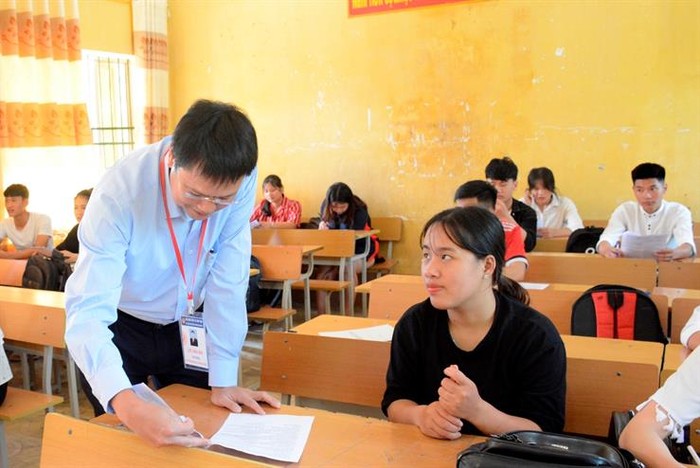 Thứ trưởng Lê Hải An hỏi thăm tình hình học tập và động viên học tỉnh Cao Bằng trước kỳ thi trung học phổ thông quốc gia năm 2019 (Ảnh: Bộ Giáo dục và Đào tạo)