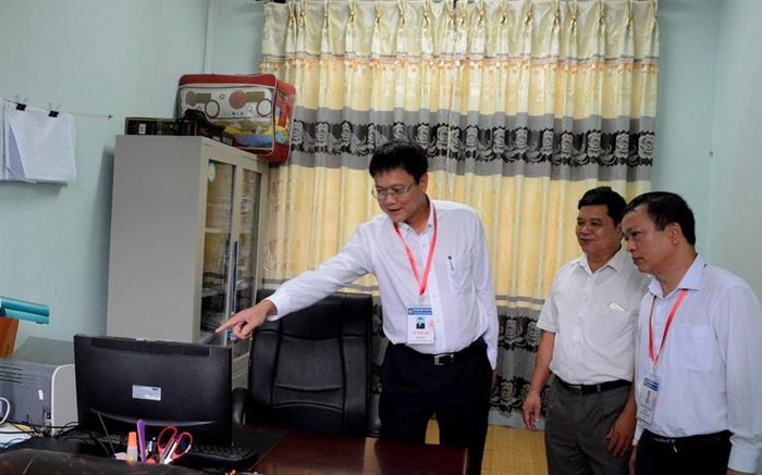 Thứ trưởng Lê Hải An kiểm tra hệ thống camera giám sát tại một điểm thi (Ảnh: Bộ Giáo dục và Đào tạo)