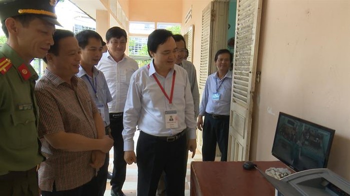 Bộ trưởng Phùng Xuân Nhạ kiểm tra công tác chấm thi tại tỉnh Bình Định (Ảnh: Bộ Giáo dục và Đào tạo)