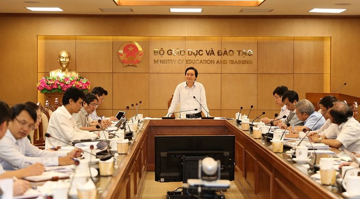 Bộ trưởng Phùng Xuân Nhạ chủ trì cuộc họp về thẩm định sách giáo khoa (Ảnh: Bộ Giáo dục và Đào tạo)