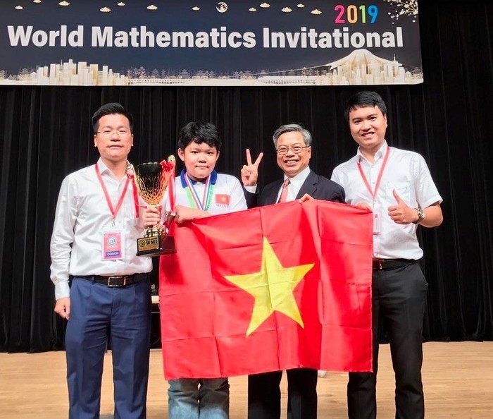 Em Lương Mạnh Đức (học sinh lớp 9H1, Trường Trung học cơ sở Trưng Vương) đoạt Cúp Đặc biệt Ngôi sao Thế giới khi có điểm cao nhất trong các thí sinh đạt giải Kim cương (Ảnh: Ban tổ chức)