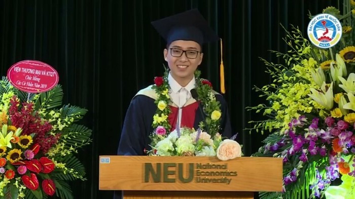 Nguyễn Nam Khánh - thủ khoa ngành Bảo hiểm – cậu đã giành danh hiệu, phần thưởng mình nhận được trong 4 năm học để tặng người bố của mình. (Ảnh: Thùy Linh)