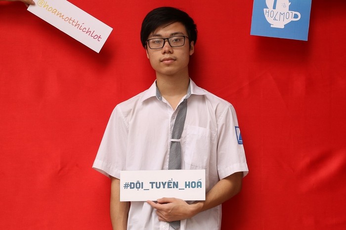 Trần Bá Tân (lớp 12 Trường Trung học phổ thông Chuyên Hà Nội – Amsterdam) đã ghi tên mình vào lịch sử khi là thí sinh Việt Nam đầu tiên đạt điểm tuyệt đối phần thi thực hành trong một kỳ thi Olympic quốc tế. (Ảnh: Bá Tân cung cấp)