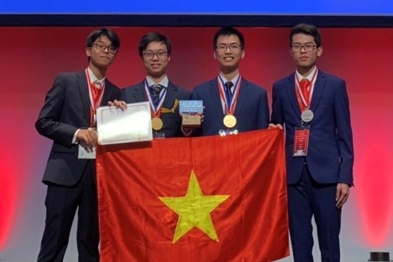 Trần Bá Tân cùng các thành viên đội tuyển Việt Nam tham dự kỳ thi Olympic Hóa học quốc tế năm 2019.(Ảnh: Bộ Giáo dục và Đào tạo cung cấp)