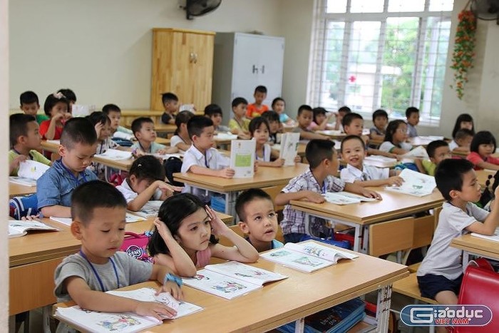 Mặc dù thành phố Hà Nội và các cấp chính quyền ở quận Hoàng Mai đã rất cố gắng nhưng chưa thể giảm sĩ số học sinh được ngay. (Ảnh minh họa: Vũ Phương)