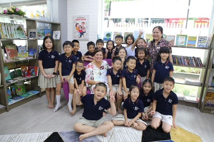 Phu nhân Thủ tướng chụp ảnh cùng học sinh tiểu học sau giờ đọc sách