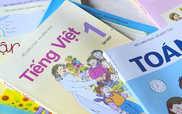 Hiện Bộ Giáo dục đang thẩm định 5 bản thảo bộ sách giáo khoa cho lớp 1 (Ảnh minh họa: VTV)