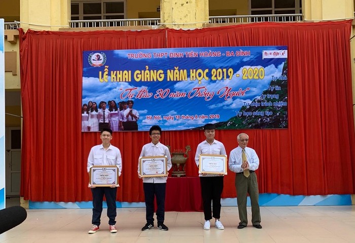Đại diện 3 lớp đạt chuẩn lớp học hạnh phúc nhận bằng khen từ thầy Nguyễn Tùng Lâm
