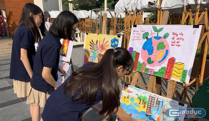Tại trường Marie Curie, lễ khai giảng năm nay các bức tranh do học sinh vẽ với chủ đề &quot;Save the nature&quot; (bảo vệ thiên nhiên) và &quot;Save the ocean&quot; (bảo vệ đại dương) được trưng bày hai bên cổng chính. (Ảnh: Thùy Linh)