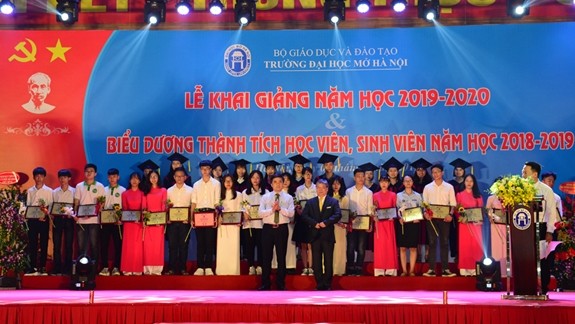 Đại học Mở Hà Nội trao gần 6 tỷ đồng học bổng trong lễ khai giảng ảnh 1