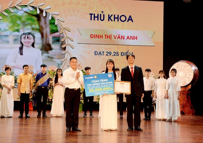 Thủ khoa trường Đại học Kinh tế quốc dân Đinh Thị Vân Anh được tặng học bổng 50 triệu đồng và bằng khen (Ảnh: NEU)