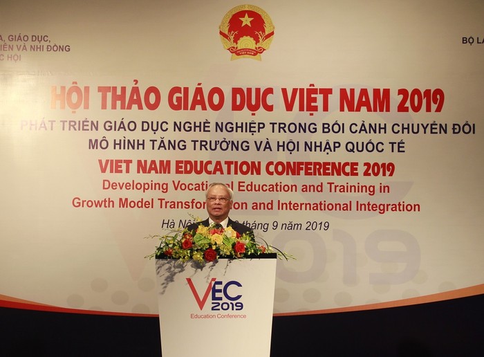 Phó Chủ tịch Quốc hội Uông Chu Lưu cho rằng, giáo dục nghề nghiệp Việt Nam cần tiếp tục đổi mới mạnh mẽ để không chỉ đảm đương được trách nhiệm đào tạo, bồi dưỡng nhân lực trực tiếp phục vụ cho sản xuất, kinh doanh mà còn đáp ứng yêu cầu hội nhập, cạnh tranh. (Ảnh: Khánh Duy)