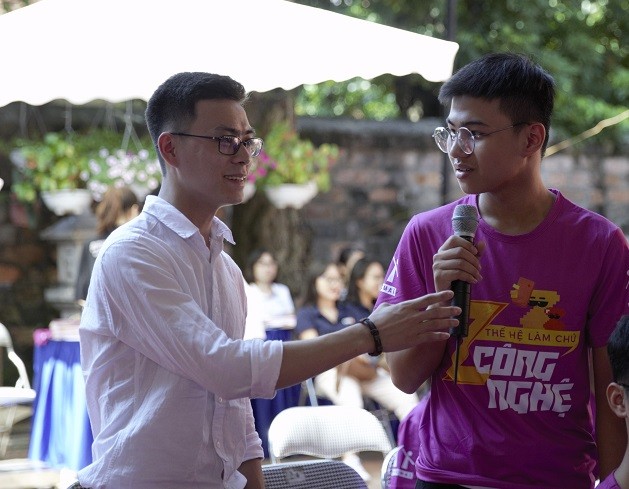 Diễn giả Đinh Trường Giang (áo trắng) giao lưu với sinh viên về những điều sinh viên phải làm trong thời đại 4.0 (Ảnh: Linh Hương)