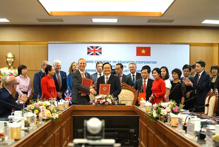 Bộ trưởng Phùng Xuân Nhạ và Đại sứ Vương quốc Anh tại Việt Nam Gareth Ward ký kết biên bản ghi nhớ hợp tác giáo dục giữa Chính phủ Việt Nam và Chính phủ Liên hiệp Vương quốc Anh và Bắc Ai-len