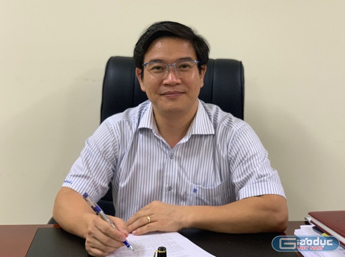 Vụ trưởng Vụ giáo dục tiểu học (Bộ Giáo dục và Đào tạo) - ông Thái Văn Tài chia sẻ về quy trình thẩm định sách giáo khoa (Ảnh: Thùy Linh)