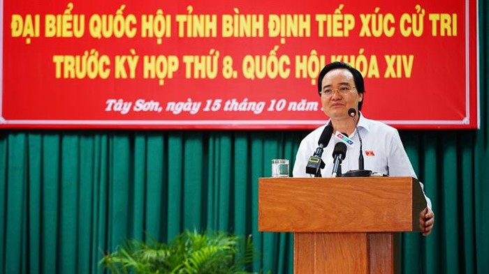 Bộ trưởng Phùng Xuân Nhạ tiếp xúc cử tri tỉnh Bình Định trước kỳ họp thứ 8, Quốc hội khóa XIV (Ảnh: moet.gov.vn)