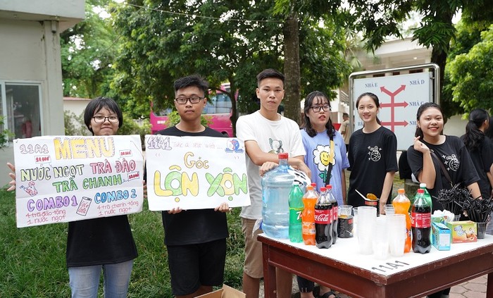 Học trò Trường Trung học phổ thông Đinh Tiên Hoàng tham gia hoạt độngt rải nghiệm (Ảnh nhà trường cung cấp)