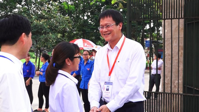 Thứ trưởng Lê Hải An hỏi chuyện các thí sinh ở Hưng Yên trong kỳ thi trung học phổ thông quốc gia năm 2019. Ảnh: Anh Phú