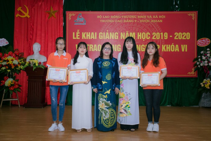 Thạc sĩ Trần Kim Phương- Chủ tịch hội đồng nhà trường trao phần thưởng cho thủ khóa, á khoa tuyển sinh đầu vào 2019 (Ảnh nhà trường cung cấp)