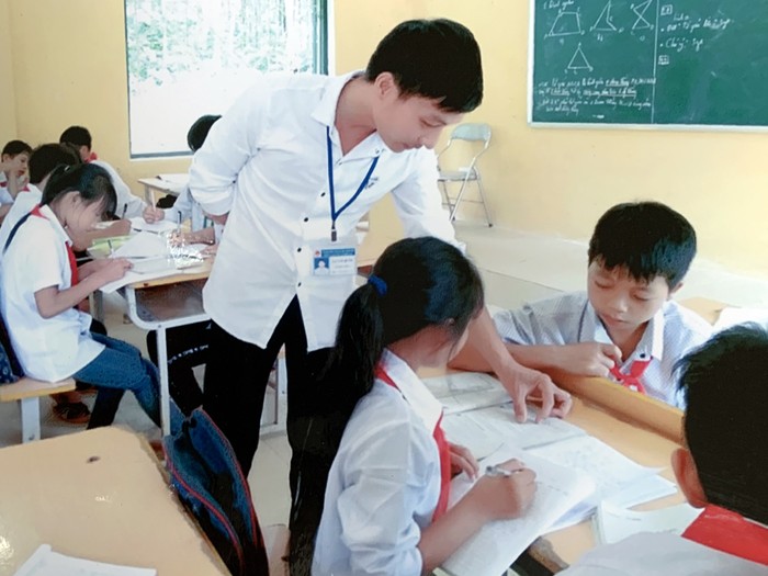 Thầy La Văn Quân hỗ trợ học sinh học tập trong giờ học toán lớp 8 (Ảnh nhân vật cung cấp)