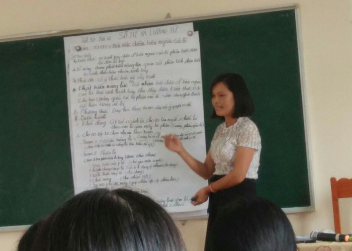Cô Thoa tham gia báo cáo kết quả thảo luận tại lớp tập huấn phát triển năng lực do sở Giáo dục và Đào tạo Lạng Sơn tổ chức (Ảnh nhân vật cung cấp)