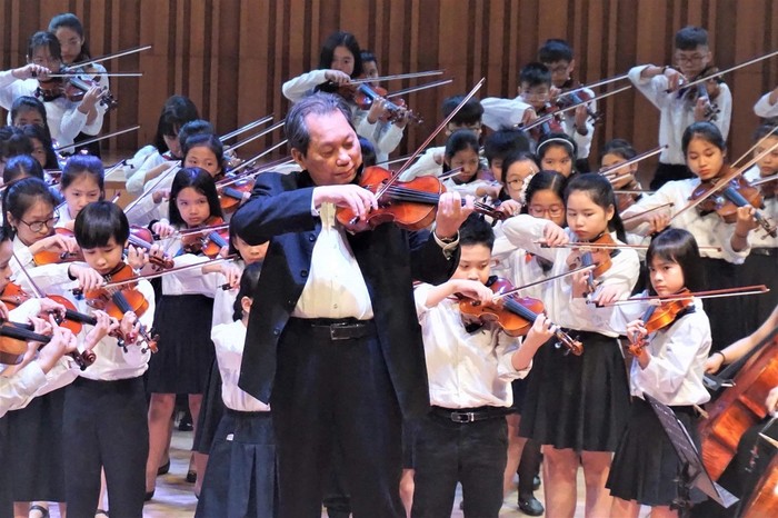 Giáo sư, nghệ sĩ nhân dân Violin Ngô Văn Thành dàn dựng, hướng dẫn cho học sinh khoa Dây của Học viện âm nhạc quốc gia Việt Nam