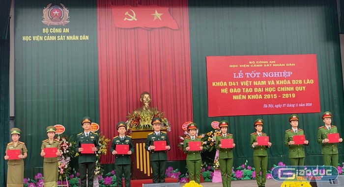 Các học viên Khóa D41 Việt Nam và D28 Lào nhận Bằng tốt nghiệp(Ảnh: Thùy Linh)