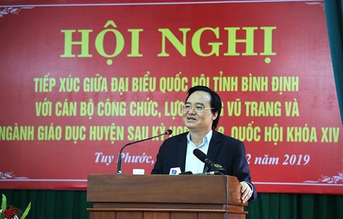 Bộ trưởng Phùng Xuân Nhạ giải đáp các các ý kiến, kiến nghị của cử tri (Ảnh: moet.gov.vn)