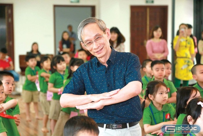 Thầy Nguyễn Xuân Khang – Hiệu trưởng trường Marie Curie (Hà Nội) cho rằng, việc các cơ sở giáo dục chọn sách giáo khoa trước tháng 3/2020 khiến các trường gặp nhiều lúng túng, không giải quyết được.(Ảnh đăng trên giaoduc.net.vn)