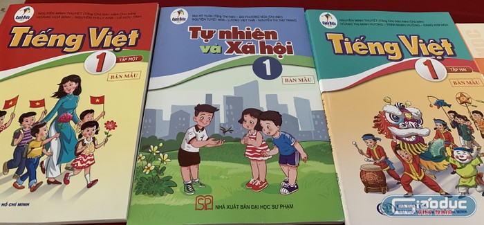 Theo Giáo sư Nguyễn Minh Thuyết, giáo viên cầm sách Tiếng Việt 1 mới của bộ sách Cánh Diều dạy được ngay, không cần tập huấn (Ảnh: Thùy Linh)