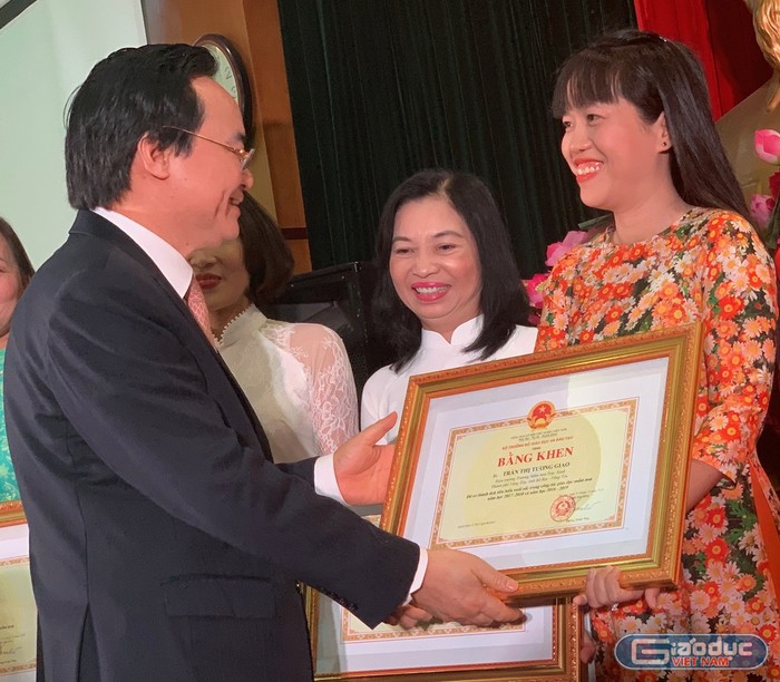 Bộ trưởng Phùng Xuân Nhạ tặng bằng khen cho các giáo viên mầm non điển hình (Ảnh: Thùy Linh)