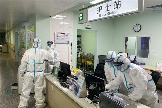 Nhân viên y tế mặc trang phục bảo hộ làm việc tại một bệnh viện ở Vũ Hán, Trung Quốc ngày 22/1/2020. Ảnh: AFP/TTXVN