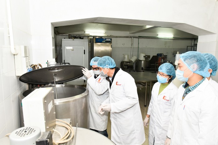 Ngày 6/2, Trường Đại học Bách khoa Hà Nội tiến hành sản xuất mẻ dung dịch khử khuẩn đầu tiên theo hướng dẫn pha chế của WHO. (Ảnh: Kim Chi)