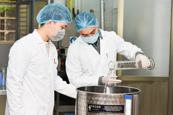 Nguyên liệu sản xuất dung dịch khử trùng, sát khuẩn được các chuyên gia Trường Đại học Bách khoa Hà Nội áp dụng theo tiêu chuẩn dược phẩm (Ảnh: Kim Chi)