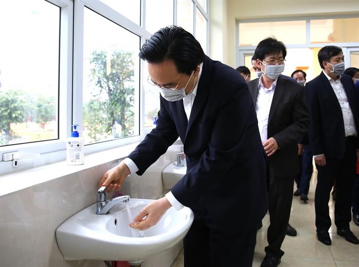 Bộ trưởng kiểm tra công tác vệ sinh, khử trùng phòng chống dịch bệnh nCoV tại Trường Tiểu học Trần Nhân Tông, Thành phố Nam Định (Ảnh: moet.gov.vn)