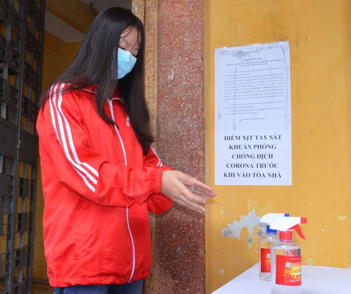 Trường Đại học Bách khoa Hà Nội đã chuẩn bị sẵn nước rửa tay khô, hướng dẫn phòng chống dịch COVID -19 tại sảnh các toà nhà. Ảnh: Thanh Huyền