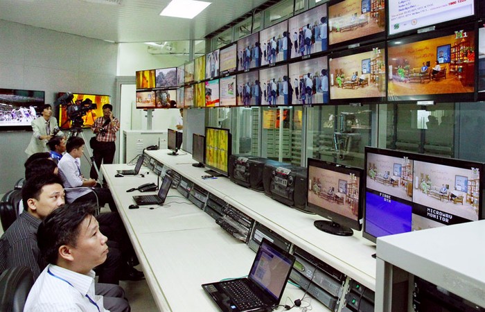 Sở Giáo dục và Đào tạo Hà Nội phối hợp với Đài Phát thanh - Truyền hình Hà Nội chuẩn bị kế hoạch dạy học trên kênh truyền hình HTV1, HTV2. Ảnh: Bá Hoạt